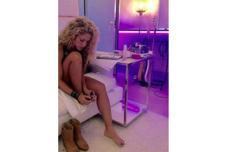 La última polémica de Instagram: ¿Qué esconde Shakira bajo la mesa?