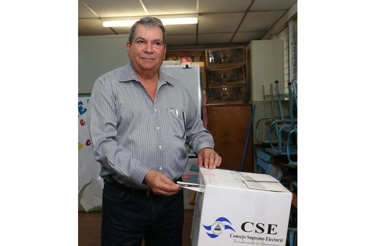 Vicepresidente Omar Halleslevens acude a votar
