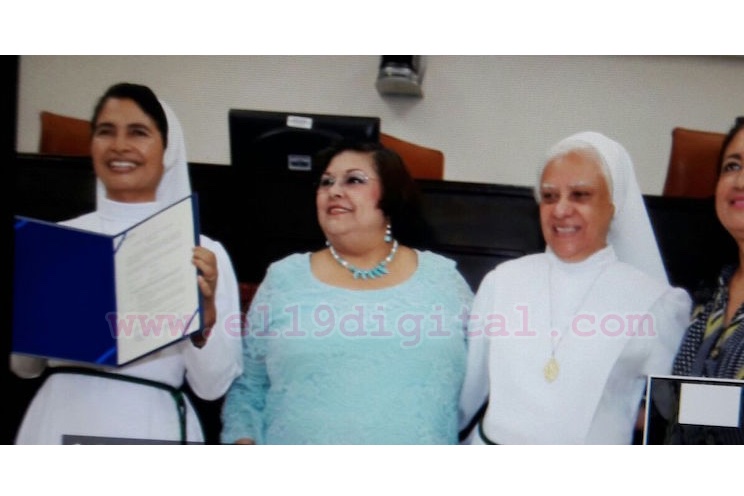 Asamblea Nacional medalla de honor en oro a Hermanas Josefinas