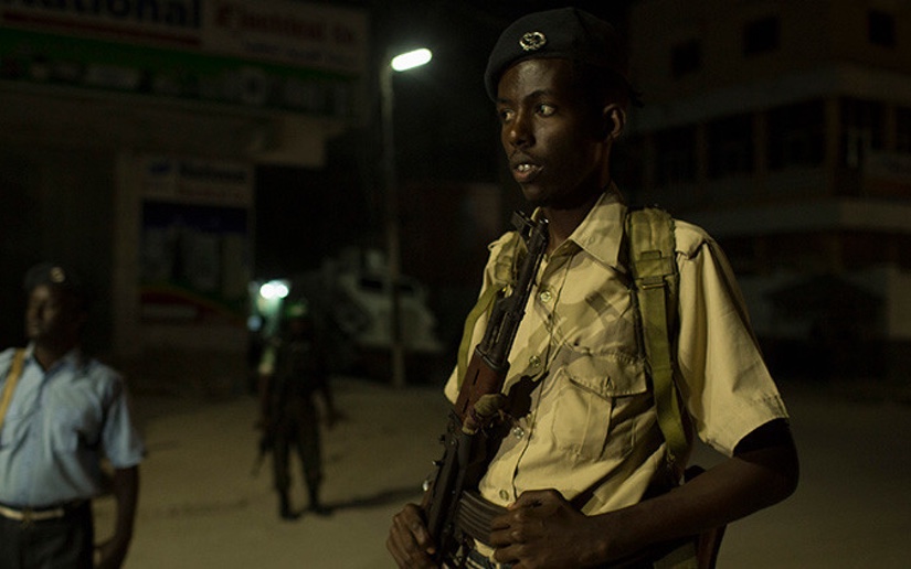 Terroristas toman rehenes en pizzería y dejan al menos 9 muertos — Somalia