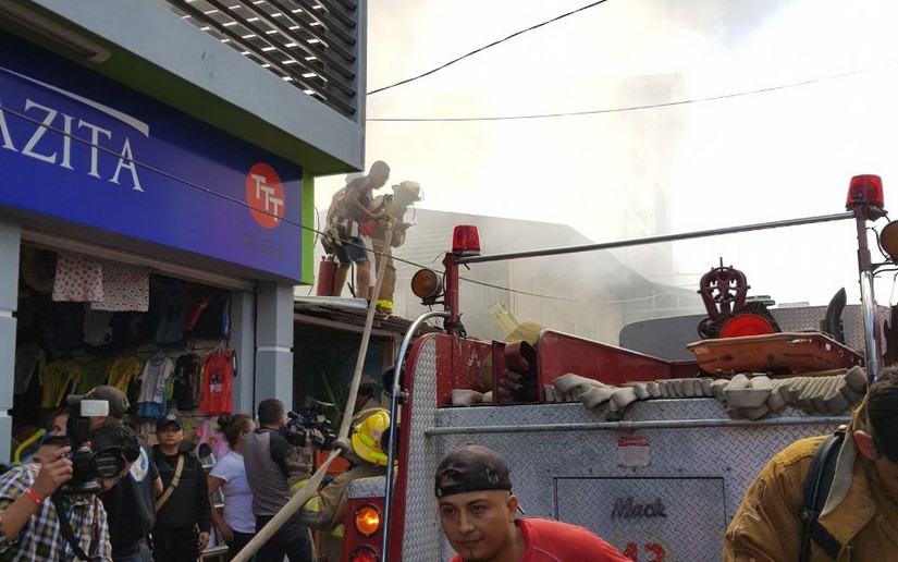 FOTOS Nuevo incendio en el Mercado Oriental: originado por un posible cortocircuito FOTOS Nuevo incendio en el Mercado Oriental: originado por un posible cortocircuito