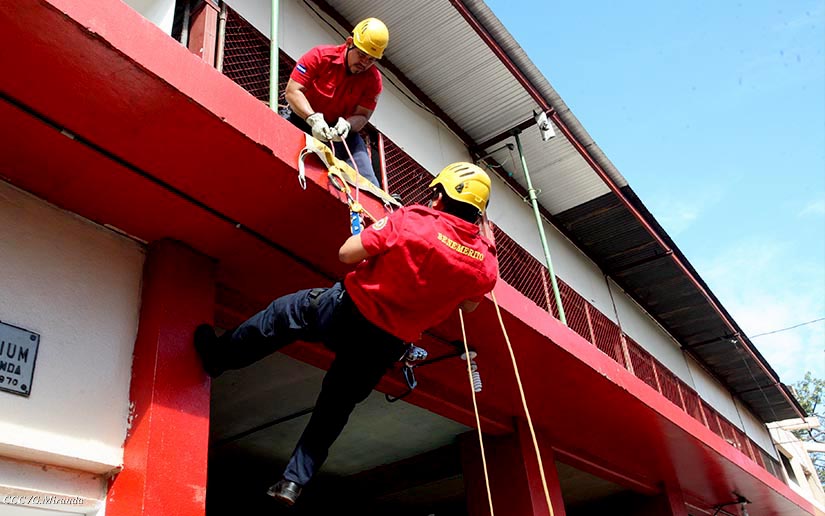 Deseo Cuarto Habitar Bomberos se capacitan en técnicas de rescate con cuerdas