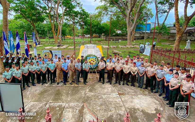 Colocan ofrenda floral en memoria del 