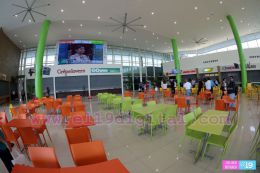 La explicación de Galería Santo Domingo sobre proyección de video para adultos en área de Food Court