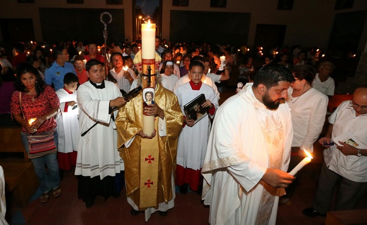 Vigilia Pascual en Catedral de Managua