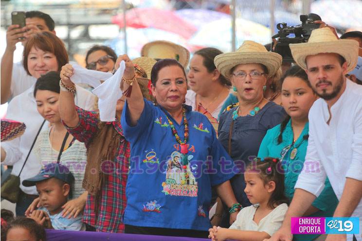 Miles acompañan a Santo Domingo en su recorrido por Managua