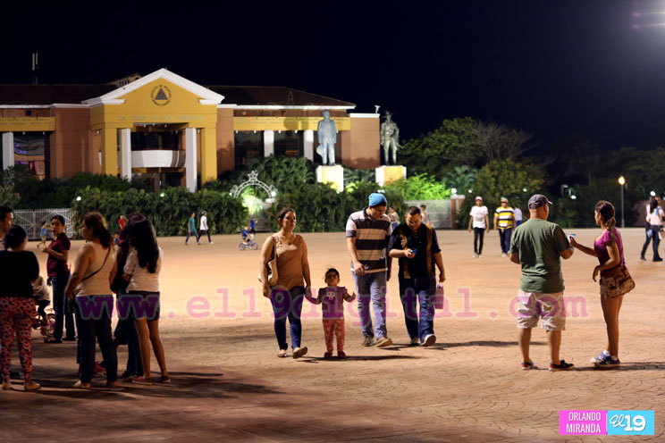 Familias disfrutan de la variedad cultural y gastronómica de la Avenida de Bolívar a Chávez