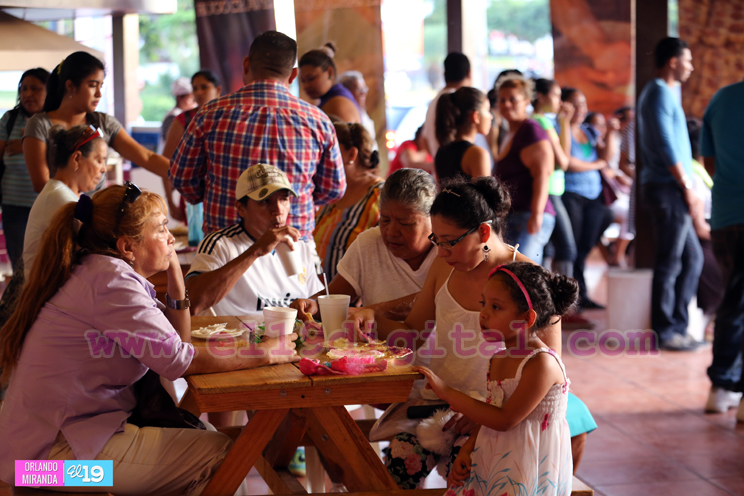 Familias disfrutan de la variedad cultural y gastronómica de la Avenida de Bolívar a Chávez