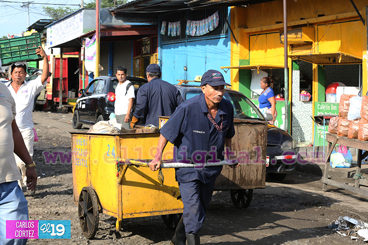 Autoridades municipales y comerciantes del Oriental abordan problema de la basura