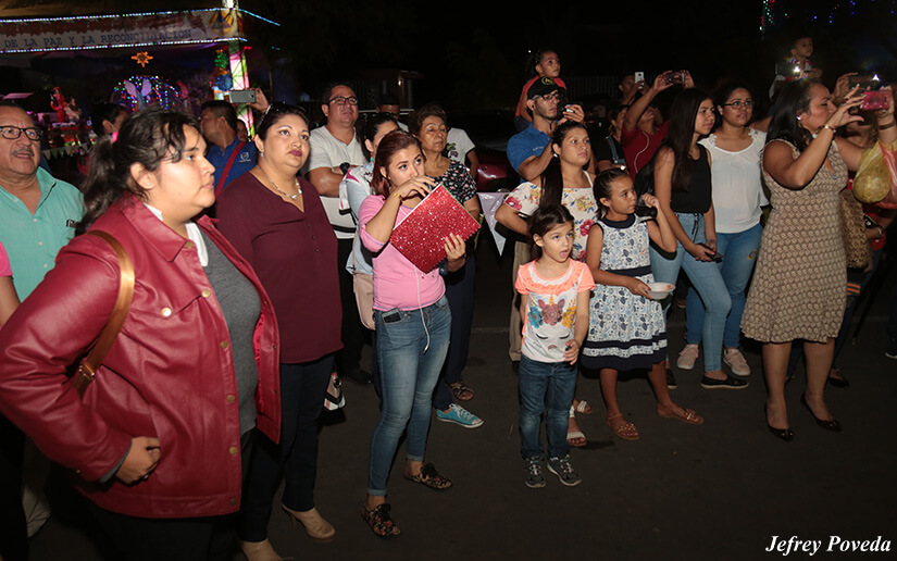 Nacimientos y coros navideños deleitan a los visitantes en la Avenida de Bolívar a Chávez