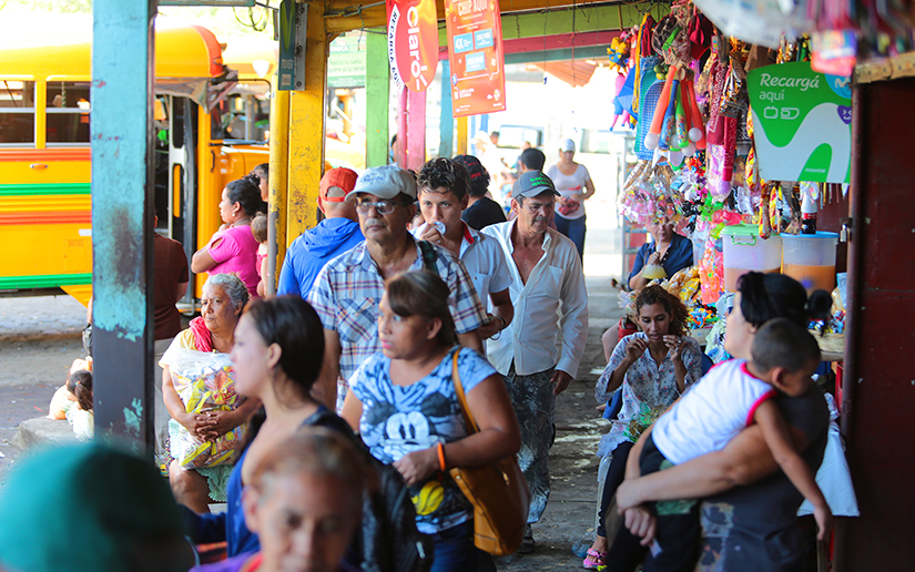 Población comienza a llenar terminales de buses en mercados de Managua
