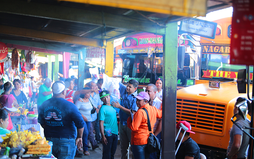 Población comienza a llenar terminales de buses en mercados de Managua