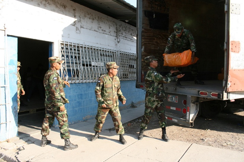 Ejército de Nicaragua brindó apoyó al MINED en descargue de paquetes escolares