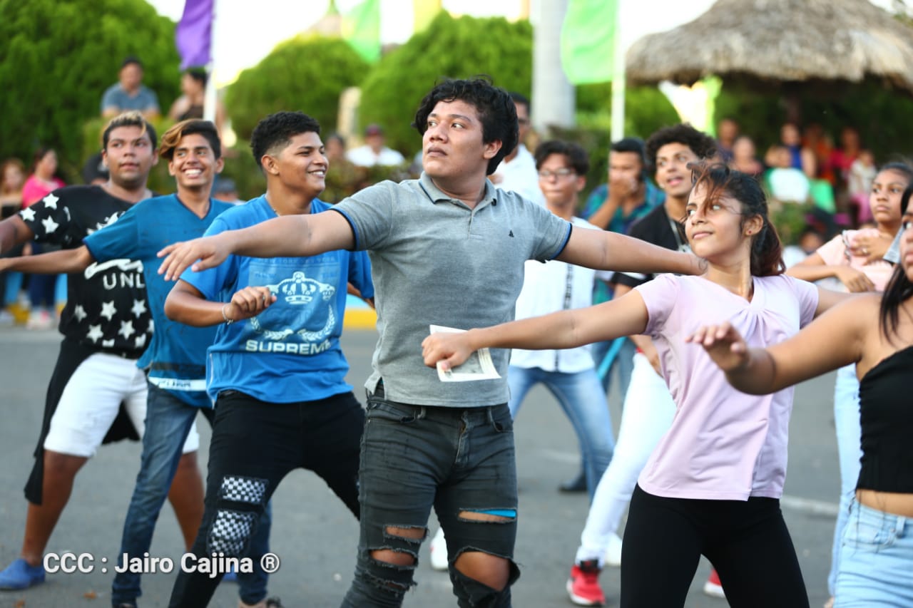 (+Fotos) Mega Zumbatón puso a bailar a visitantes del Puerto Salvador Allende