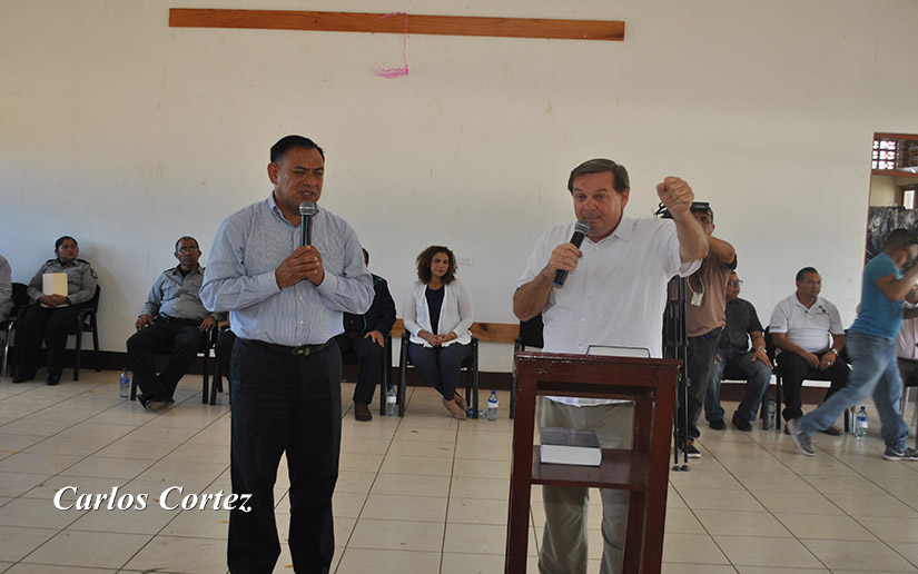 Pastor Daniel Burrit visita a presos del Sistema Penitenciario Nacional