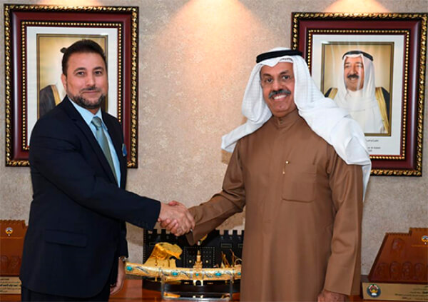 Compañero Mohamed Lashtar recibe del gobernador del departamento de Al-Hawally, El Jeque Ahmad Al-Nawaf Al-Sabah un recuerdo, el símbolo del departamento.