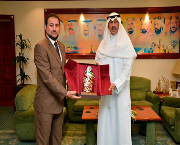Compañero Mohamed Lashtar recibe del gobernador del departamento de Al-Ahmadi, El Jeque Fawaz Al-Khaled Al-Sabah un recuerdo, el símbolo del departamento.