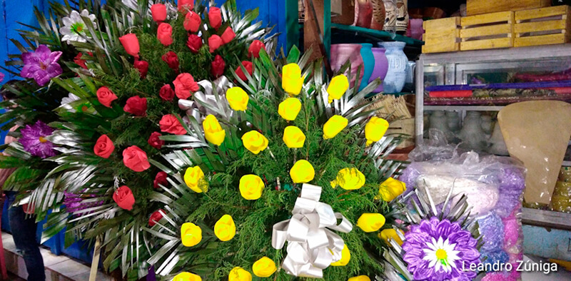 Las flores de plástico y papel, tradición del día de los difuntos en  Nicaragua