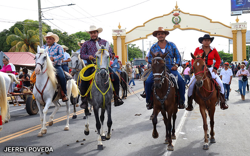 Granadinos desbordados en desfile hípico en honor a la Virgen de La Asunción