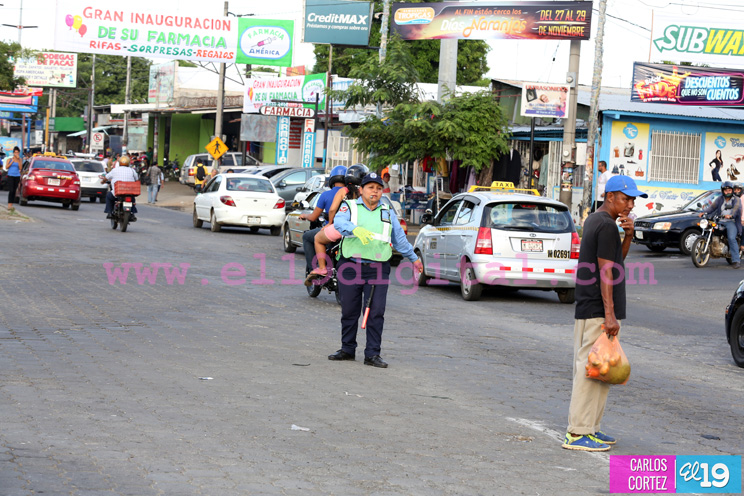 Policía Nacional fortalece la seguridad vial en los semáforos