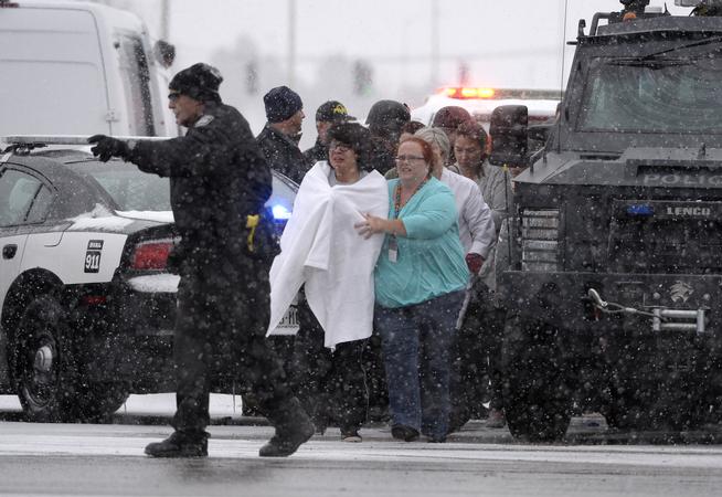 Mueren tres personas en un largo tiroteo en una clínica de abortos de EE.UU.