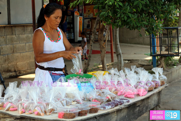 Dulceros granadinos preparados para las festividades marianas