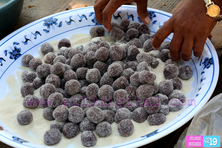 Dulceros granadinos preparados para las festividades marianas