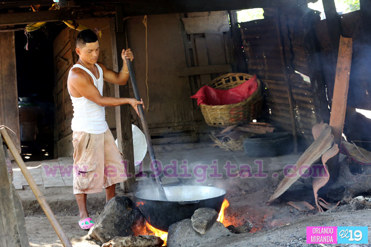 Dulceros granadinos preparados para las festividades marianas