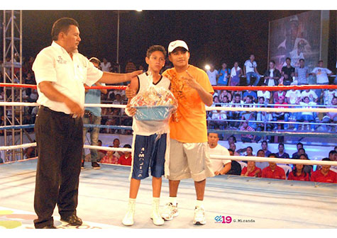 Adrenalina pura en velada en honor al “Flaco Explosivo”