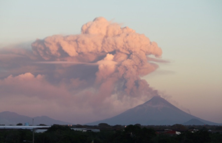 Volcán Momotombo continúa expulsando lava, cenizas y gases tras nuevas explosiones
