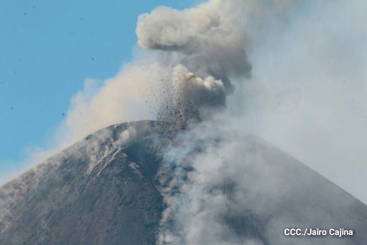 Tres grandes volcanes rugen en Centroamérica