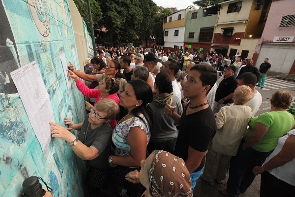 Acuden con normalidad venezolanos a votar en comicios parlamentarios