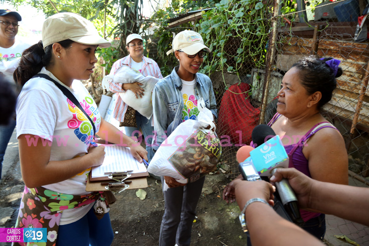 Paquetes marianos entregados a miles de familias