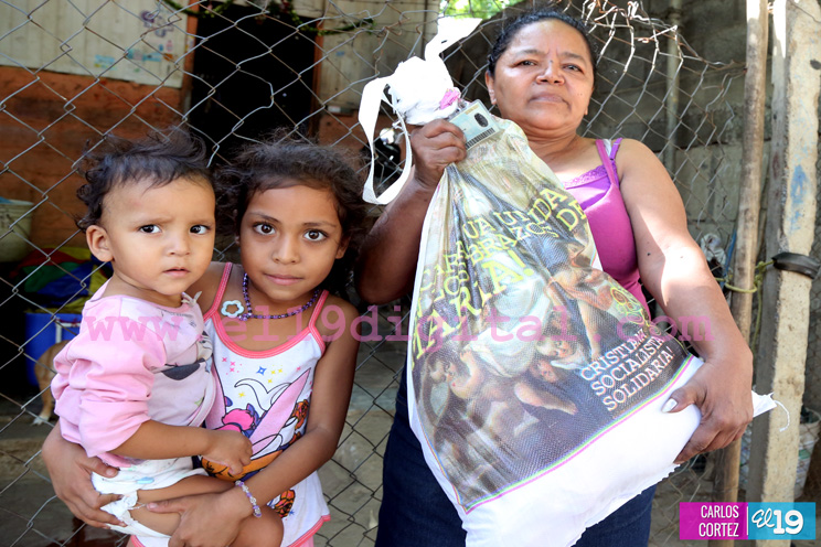 Paquetes marianos entregados a miles de familias