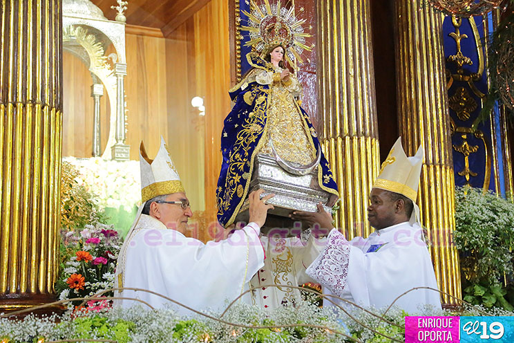 Miles de devotos le cantan con amor a María en la tradicional Lavada de la Plata