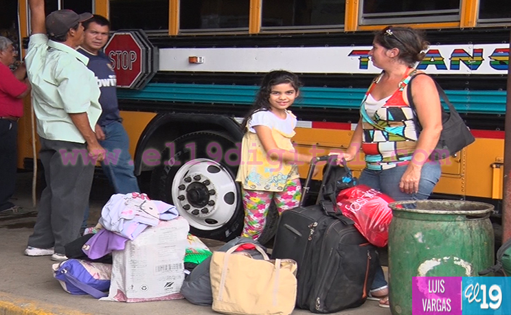 Miles siguen viajando al interior del país para visitar a sus familias en este fin de semana largo