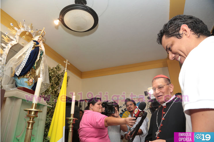 Cardenal Miguel Obando y Bravo le canta a la Purísima junto a la feligresía