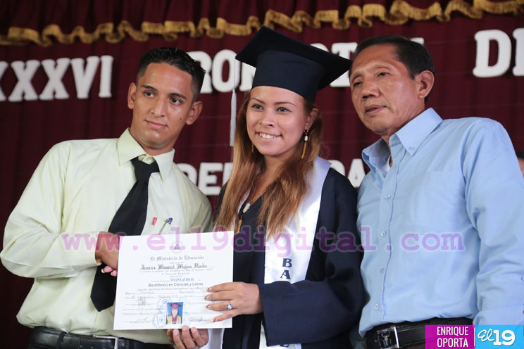 Colegio Villa Libertad celebra XXXVI Promoción de Bachilleres 2015