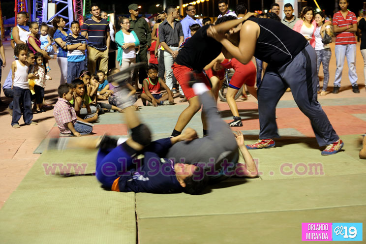 Familias disfrutan de karaoke y exhibición de artes marciales en el Paseo de los Estudiantes