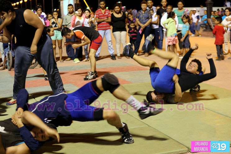 Familias disfrutan de karaoke y exhibición de artes marciales en el Paseo de los Estudiantes