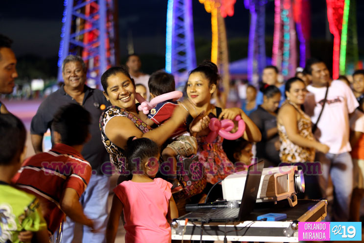Familias disfrutan de karaoke y exhibición de artes marciales en el Paseo de los Estudiantes