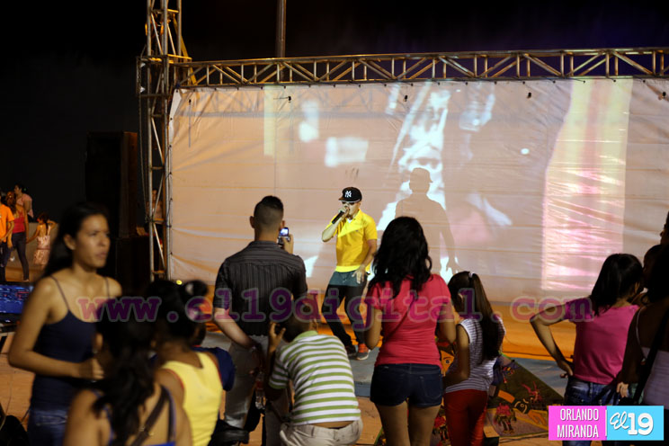 Familias disfrutan de karaoke y exhibición de artes marciales en el Paseo de los Estudiantes