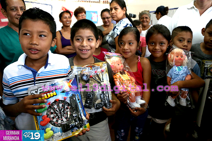 Niñ@s de Masaya y Carazo felices al recibir miles de juguetes en la víspera de la Navidad