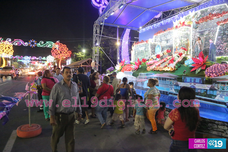 Una tarde en la Avenida de Bolívar a Chávez esperando la llegada del Niño Dios