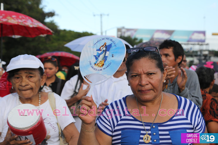 Un mar de católicos participan en primera misa del 2016