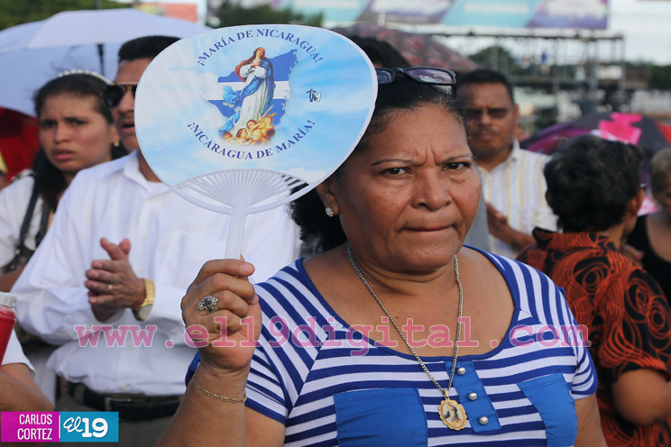 Un mar de católicos participan en primera misa del 2016