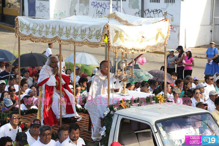 Un mar de católicos participan en primera misa del 2016