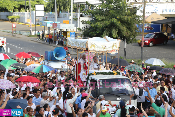 Un mar de católicos participan en primera misa del 2016