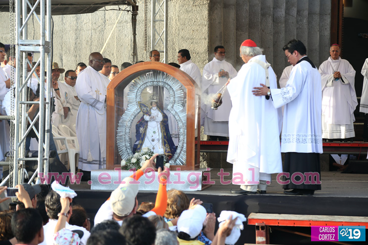 Un mar de católicos participan en primera misa del 2016