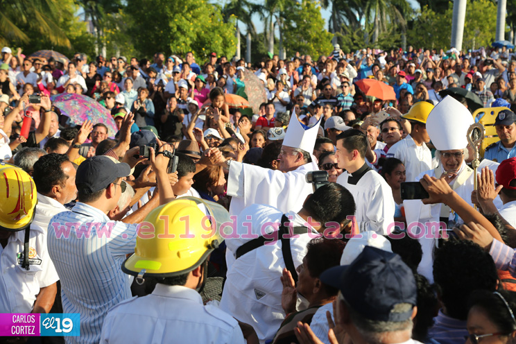 Un mar de católicos participan en primera misa del 2016